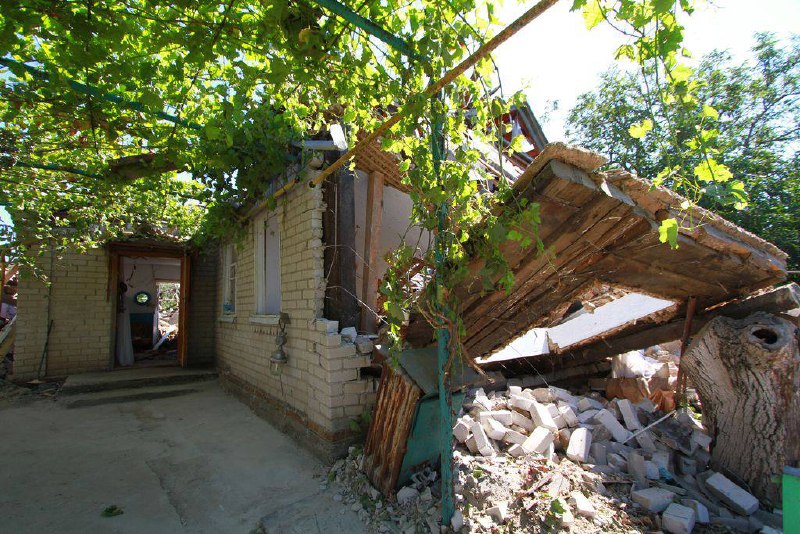 Зруйновані будинки та вирви від ракет: як виглядає село в Запорізькому районі після нічних ракетних ударів - фото
