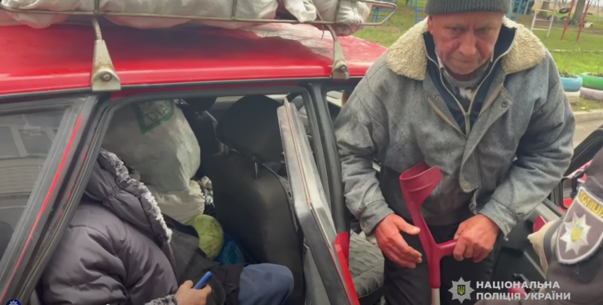 Під обстрілами та FPV-дронами: поліцейські евакуювали мешканців Приморського, які довго не наважувалися на виїзд (відео)