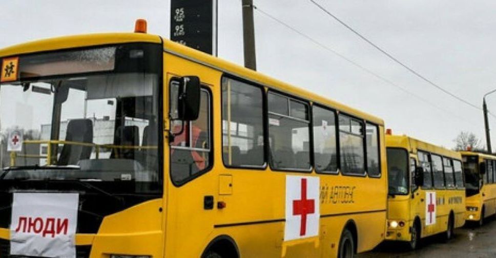 Вже другу добу окупанти утримують в Мелітополі автобуси для евакуації