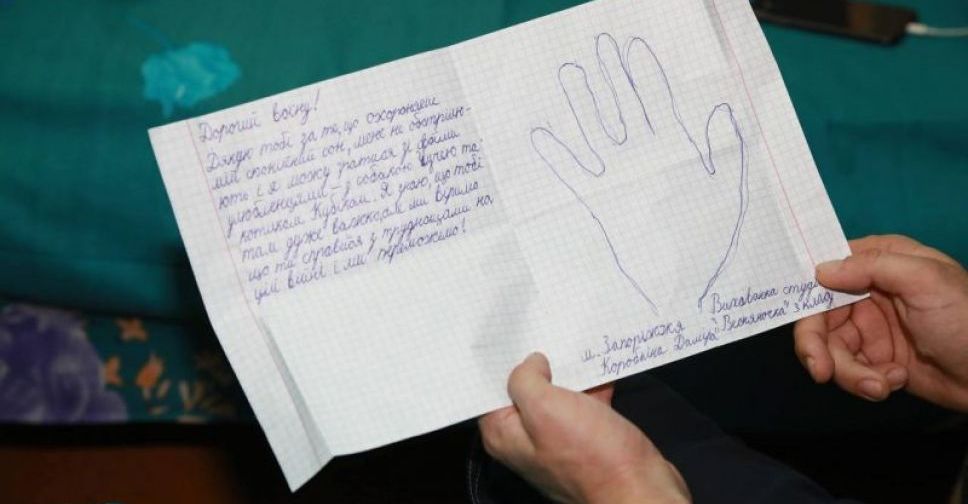 Визволені з полону захисники Маріуполя отримали листи від запорізьких дітей