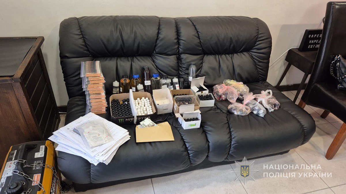 У Запоріжжі викрили «вейп-підпілля»: ділки у нелегальному цеху виробляли електронні сигарети (фото)