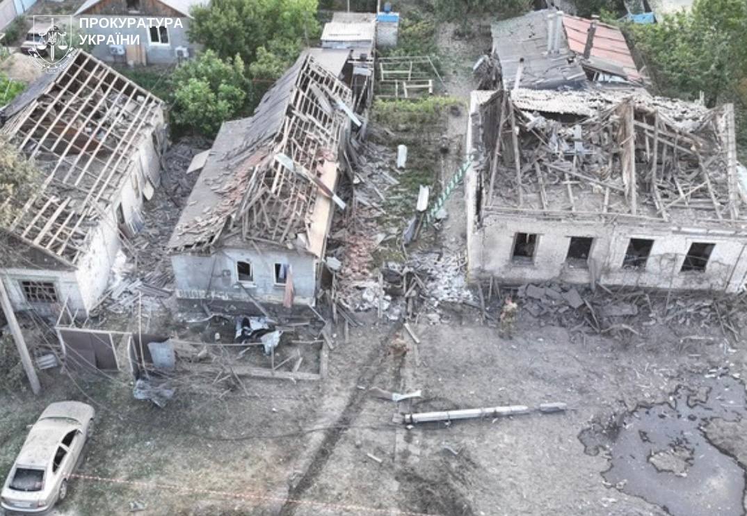 Вночі вдарили БпЛА, на світанку скинули КАБ: росіяни атакували Запоріжжя - є загиблий і поранені (фото, відео)