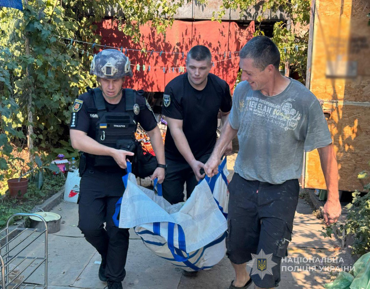 Опинилася під завалами власного будинку - на Запоріжжі росіяни скинули авіабомби на прифронтове місто, постраждала жінка