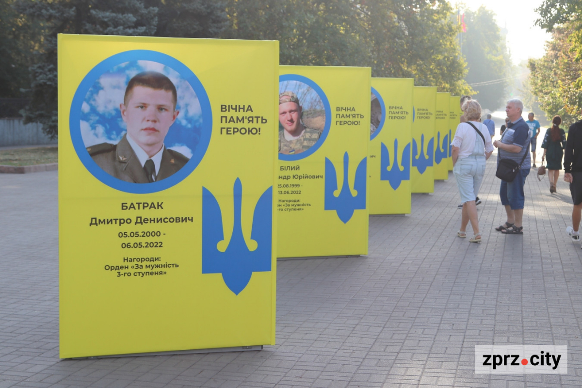 Алея Героїв: у центрі Запоріжжя встановили інсталяцію на честь загиблих захисників - фото