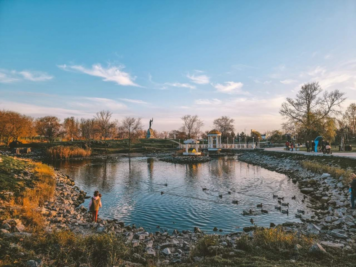 Туман і тепло — чим здивує запоріжців погода в останні вихідні осені