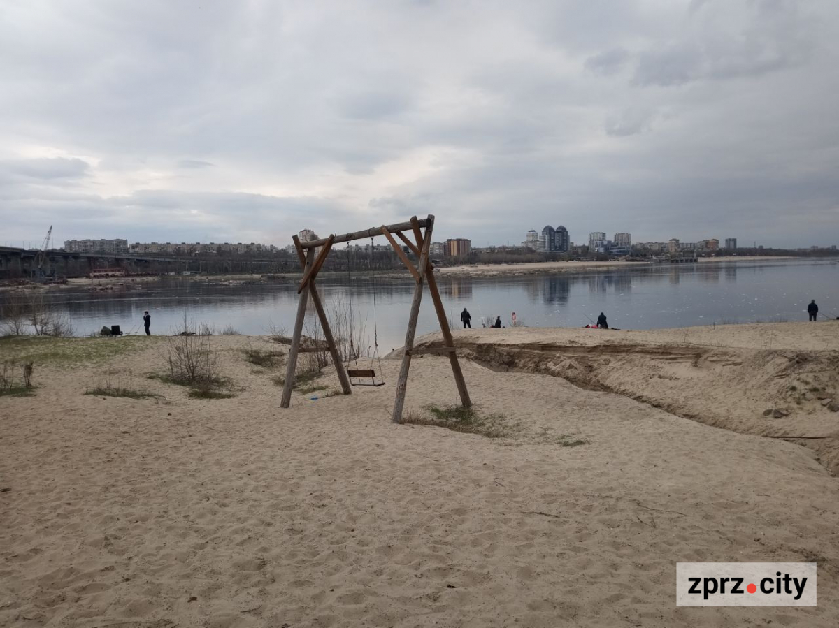 Води стало більше: як виглядає узбережжя Хортиці на початку квітня