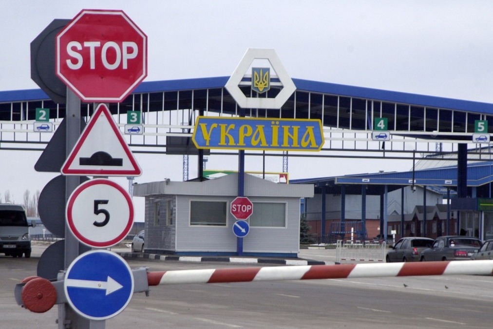 Мав судимості та переховувася: Запорізькі поліцейські видворили з України мігранта-кримінальника (фото)