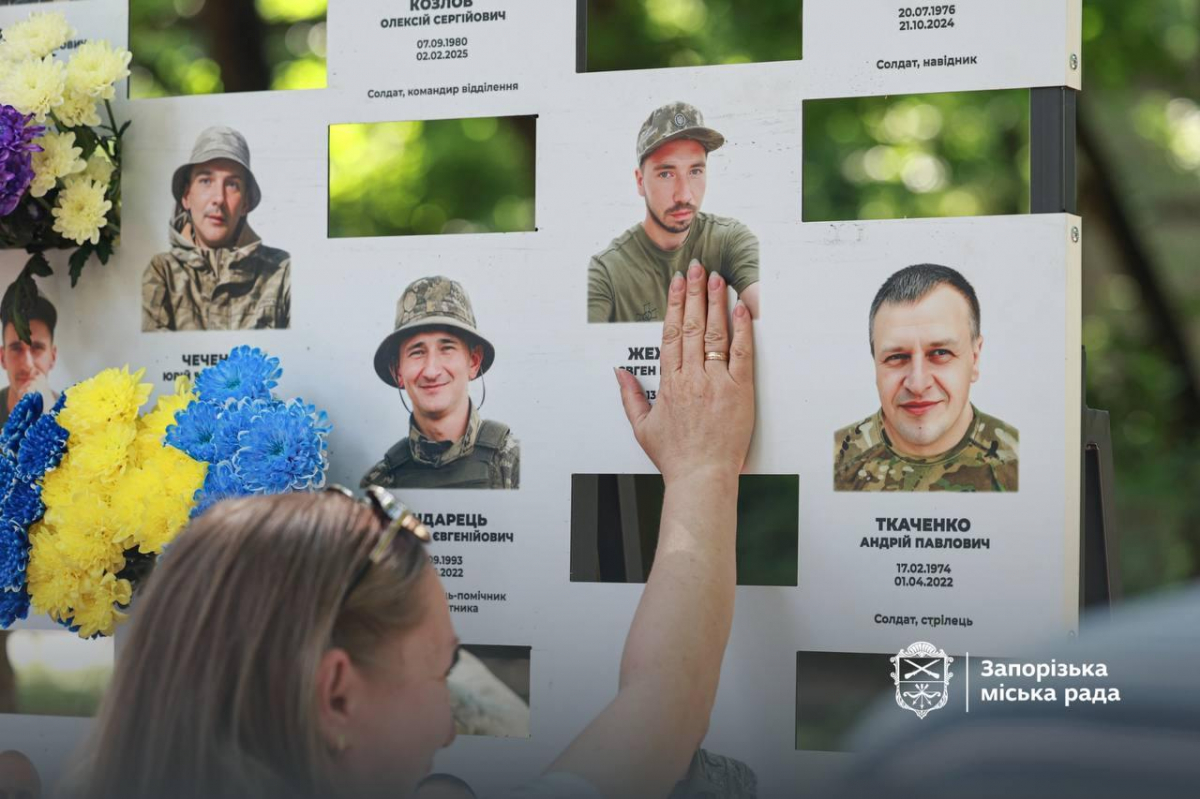 На Алеї пам’яті полеглих Героїв у Запоріжжі з'явилися нові стенди - фото