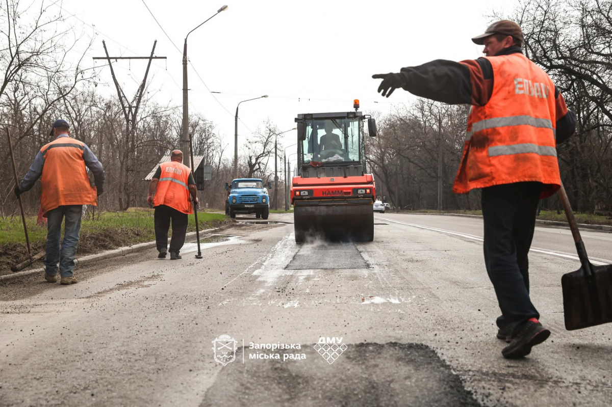 У Запоріжжі зима була нещадна до асфальту: на Хортиці латають стратегічний шлях від Мамая до аркового мосту (фото)