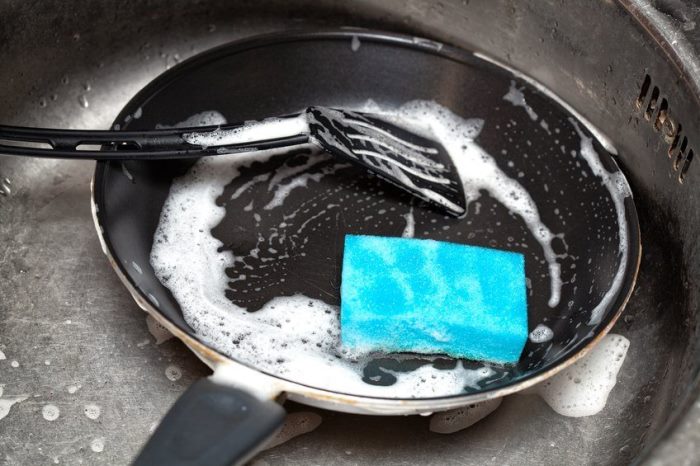 Буде як нова: як очистити сковороду від нагару та жиру