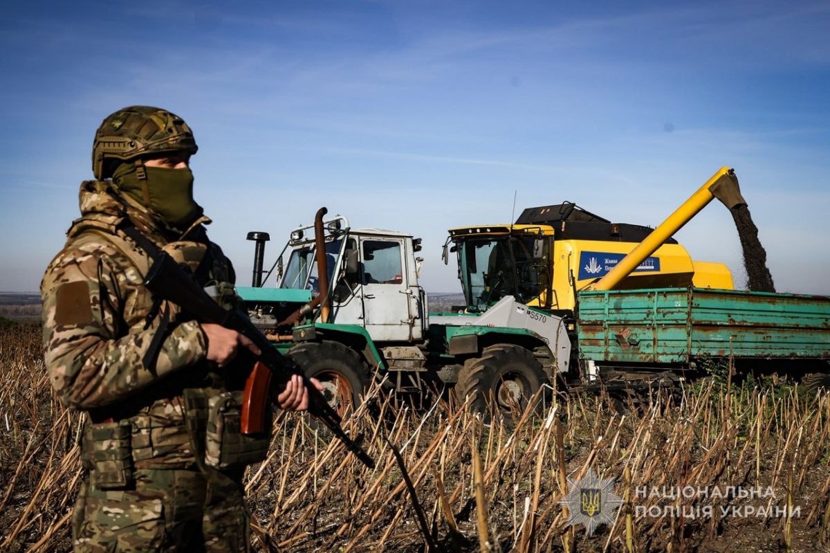 Жнива за 15 км від фронту: як на Запоріжжі спецпризначенці поліції прикривають аграріїв (фото, відео)