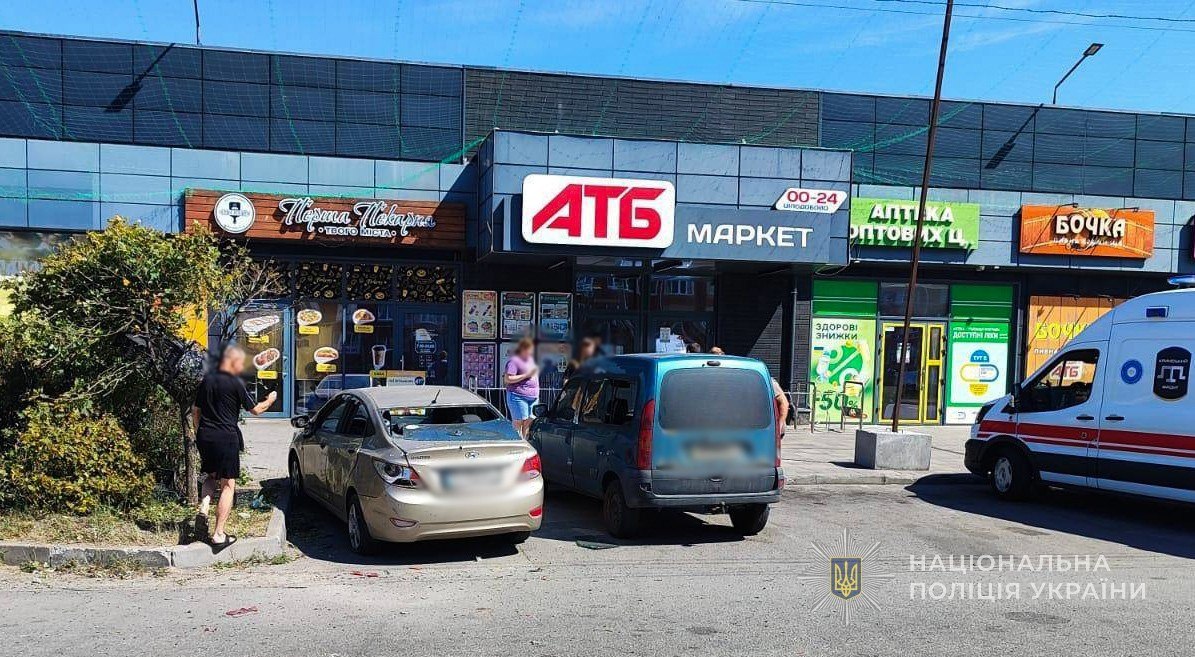 Багатоповерхівка, пожежна частина, склади, авто: внаслідок російських атак на Запоріжжі є загиблі та поранені (фото, відео)