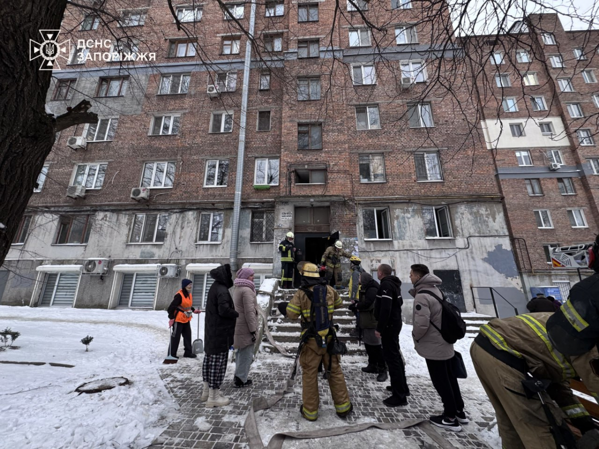 Спалахнуло в тамбурі: у Запоріжжі під час пожежі рятувальники евакуювали батька з дітьми (фото, відео)