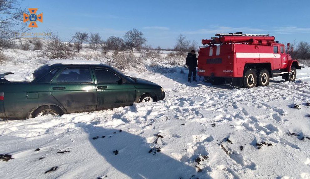 На трасі в Запорізькій області автівка потрапила у сніговий замет - фото