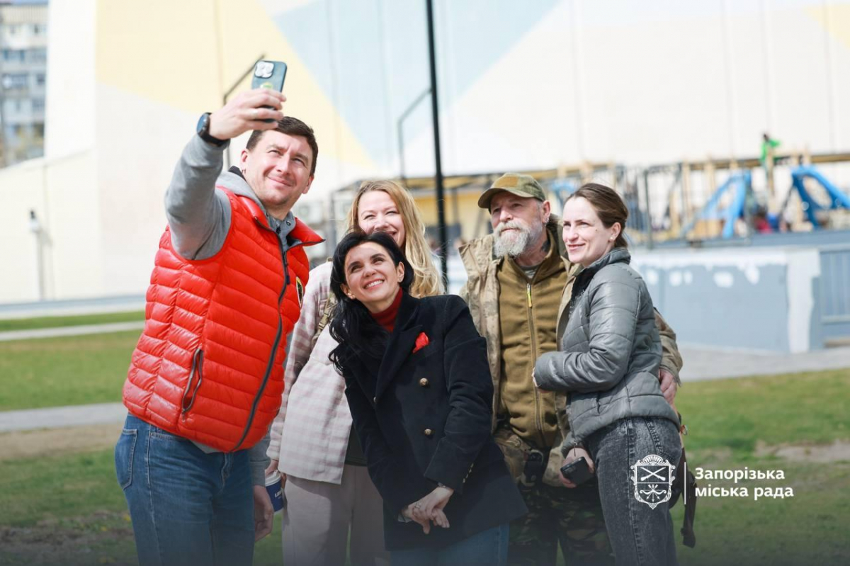 Замість бур'янів та пилу — тінь і затишок: на пустирі у Хортицькому районі Запоріжжя висадили десятки дерев (фото)