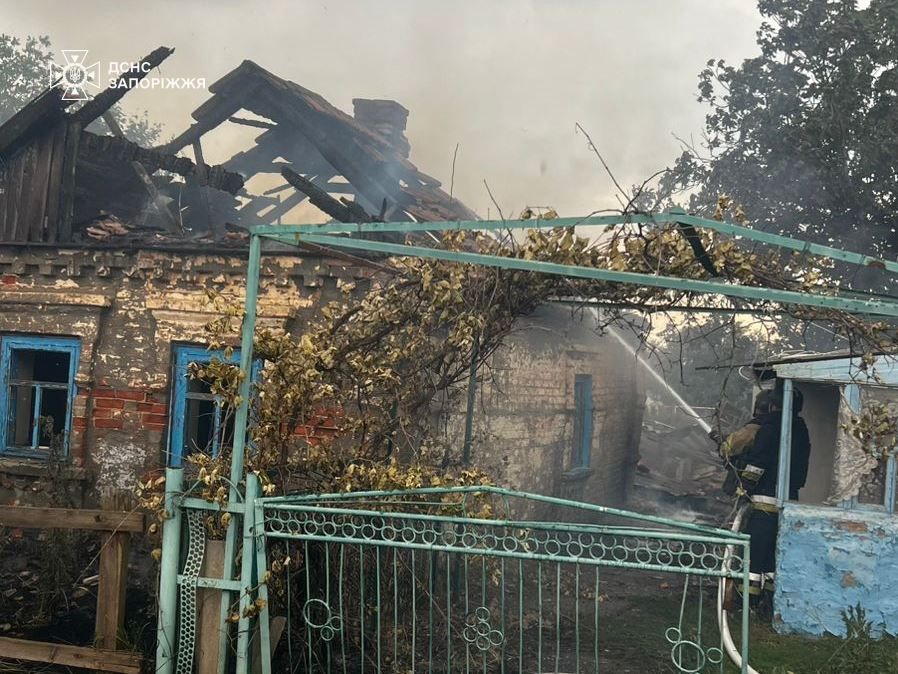 Авіабомби спричинили пожежі в Запорізькій області — ворог атакував одразу 11 населених пунктів (фото)