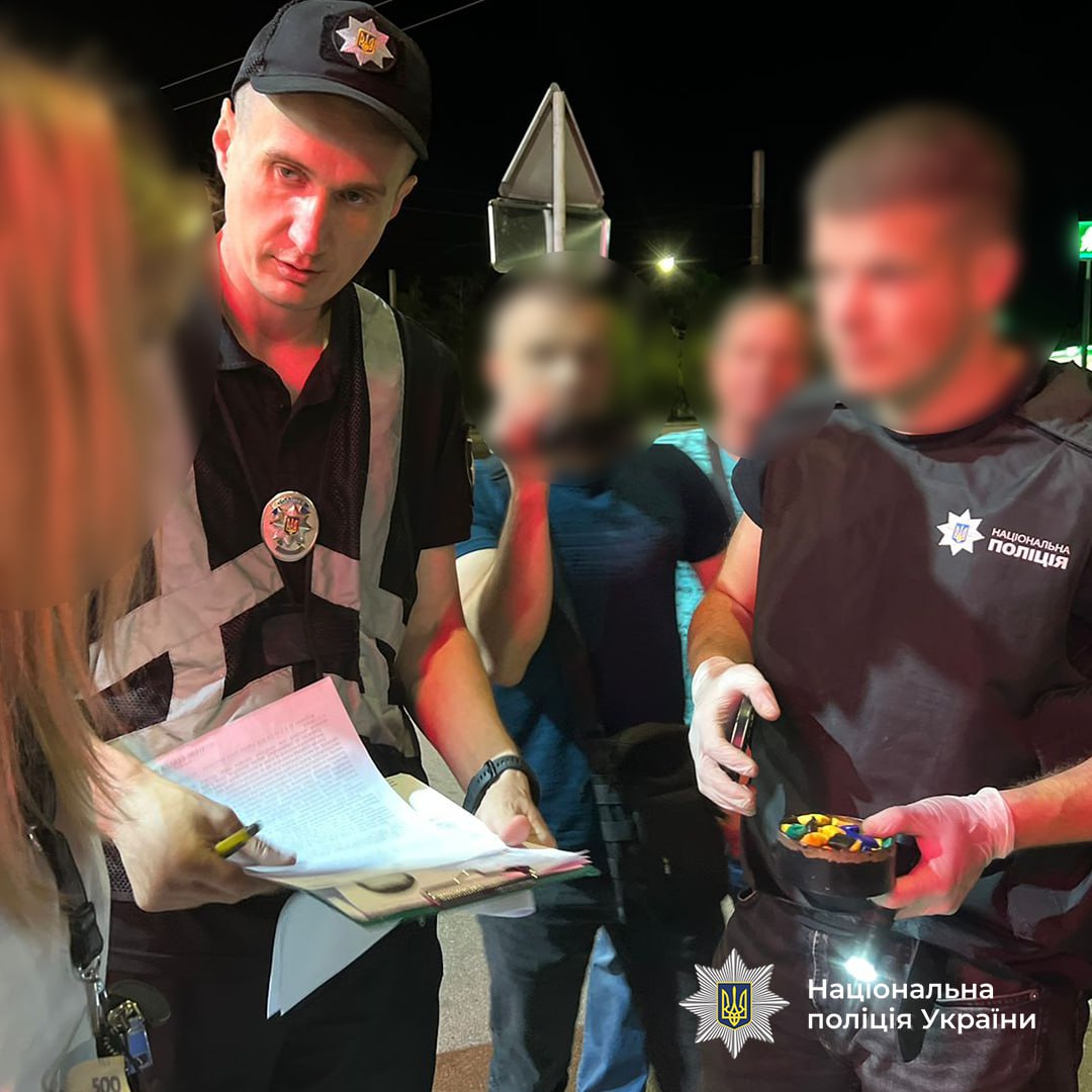 Зухвалі наркоторговці перевозили заборонене на авто з шашечкою"таксі" та робили "закладки" у формі поліцейських - фото, відео