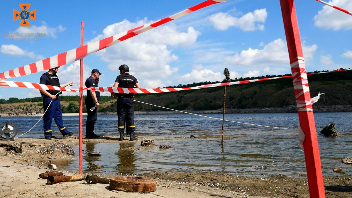 У Запоріжжі в річці виявили міни, гранату та інші дуже небезпечні знахідки: як діяли люди - відео