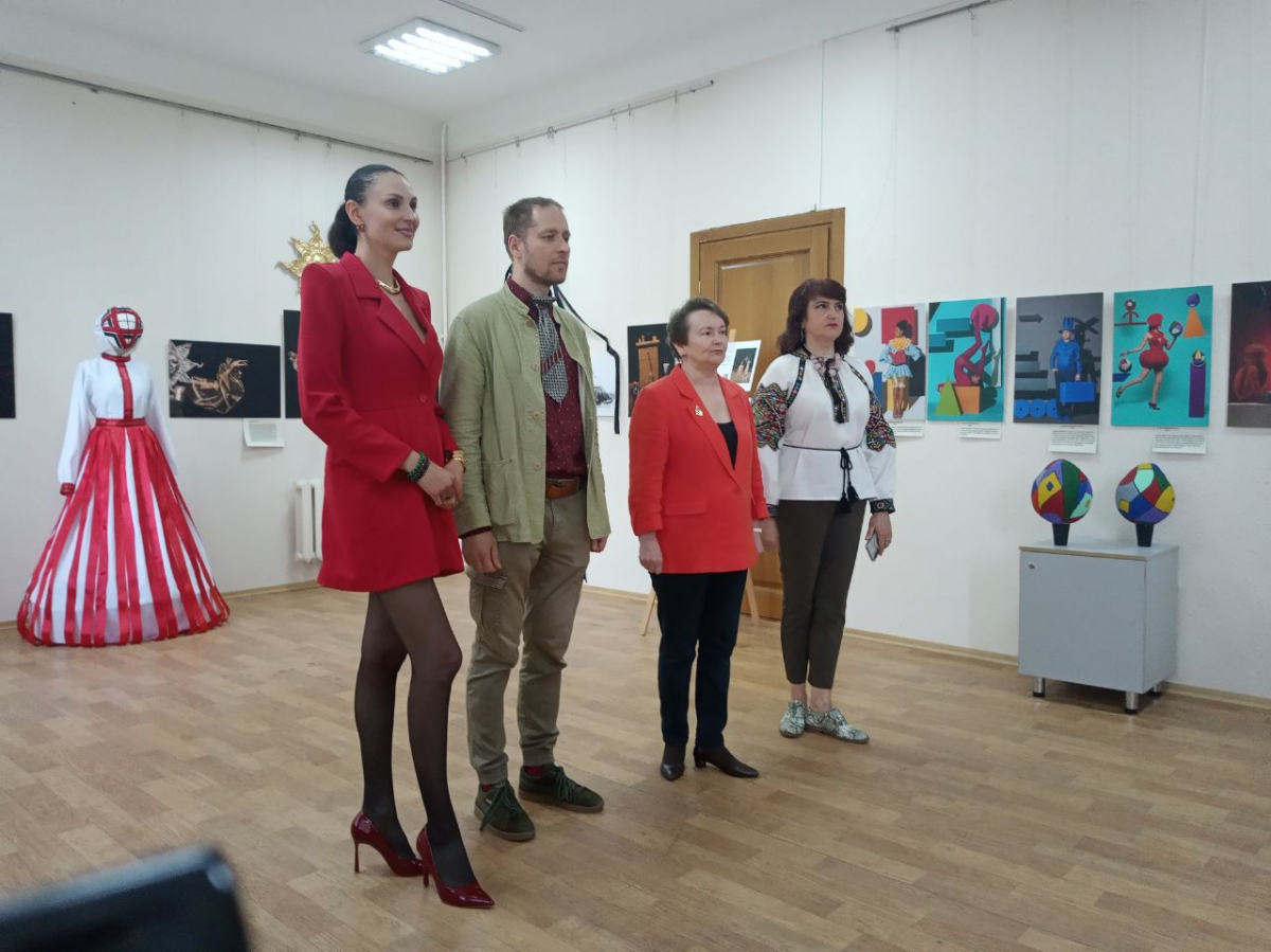 У Запорізькому художньому музеї показали сюрреалістичний калейдоскоп - фото