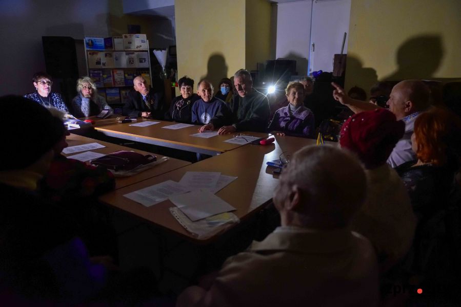 У Запоріжжі презентація книги відомої журналістки проходила у темному підвалі