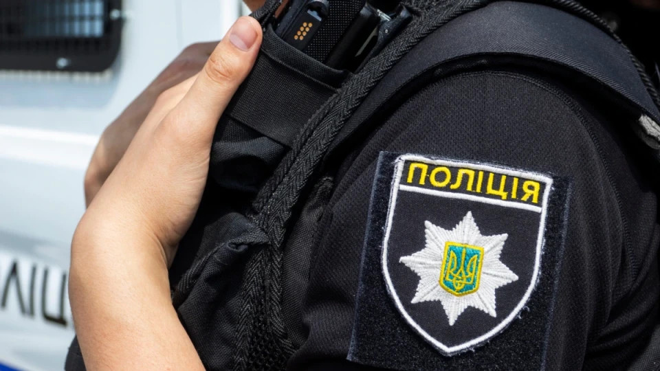 Зникла з телефоном і картками - у Запоріжжя патрульні затримали жінку з краденим (фото)