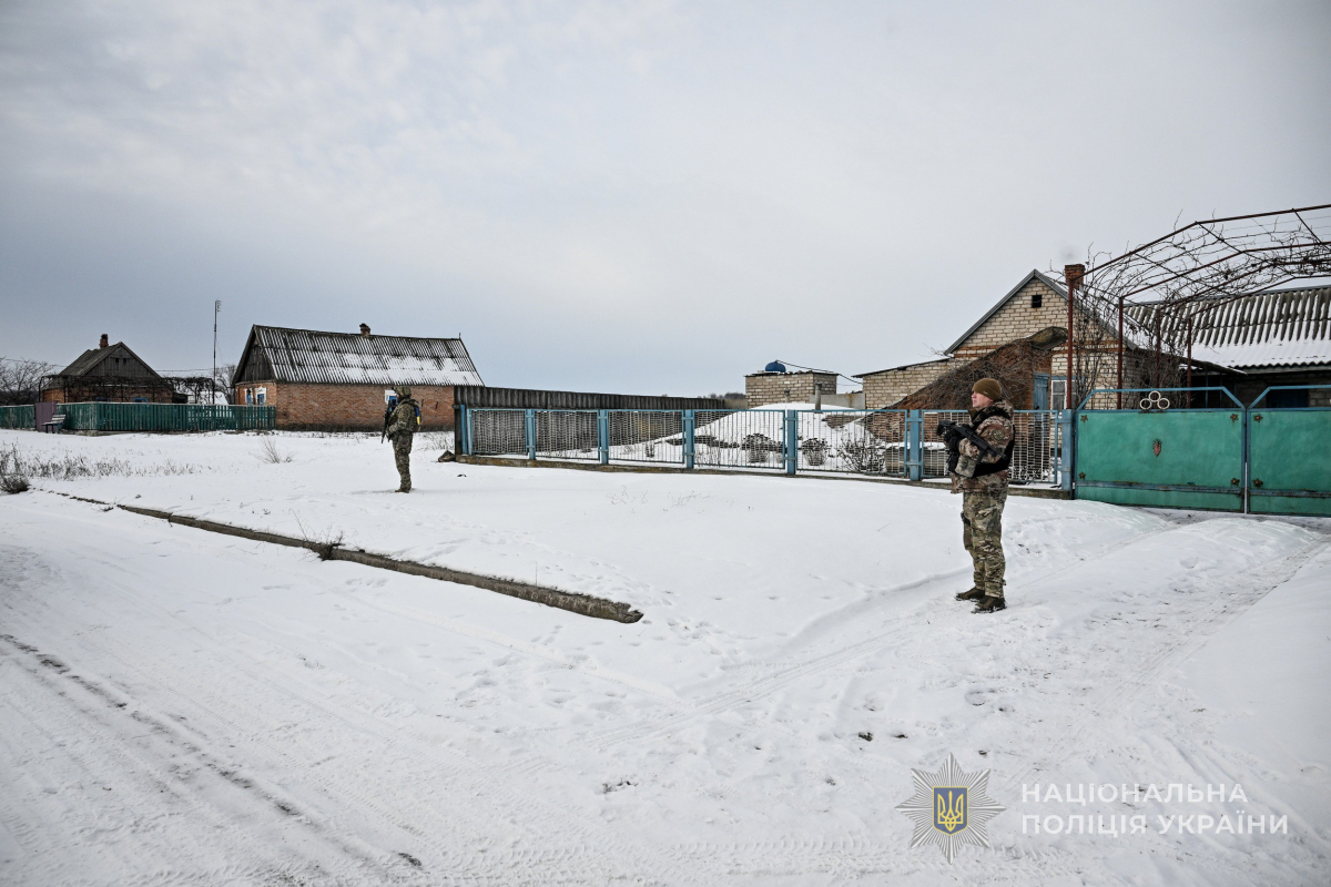"Колись він возив алмази десь в Італії" - на Запоріжжі поліцейські евакуюють людей у броньованому фургоні (фото, відео)