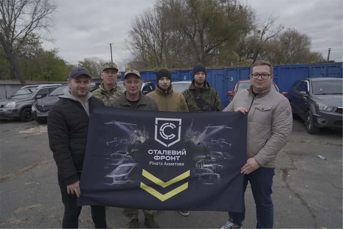 «Сталевий фронт» Ріната Ахметова передав 157-й ОМБр автопарк та обладнання для мобільного виробництва дронів