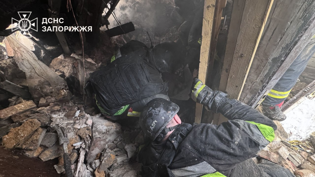 "Коли нам вдалося знайти її голову - це було полегшення": запорізькі надзвичайники врятували 15-річну дівчину з-під завалів