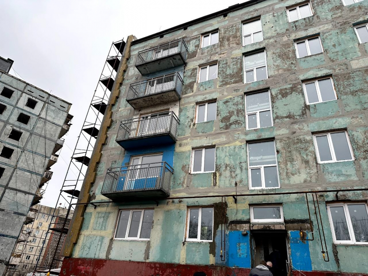 У запорізькому будинку на вулиці Зестафонській відремонтували майже всі квартири пошкодженого обстрілами ворога під'їзду - фото