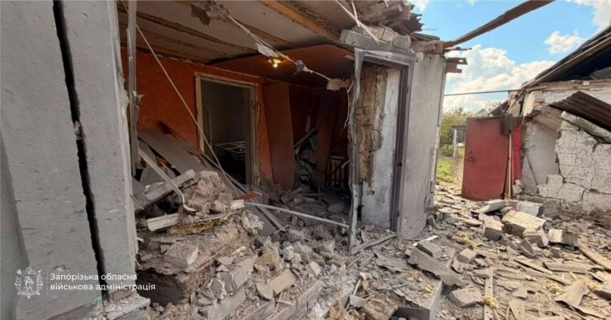 Поранені люди, горів трактор, пошкоджений транспорт промислових підприємств - наслідки ворожих обстрілів Запорізької області 8 серпня