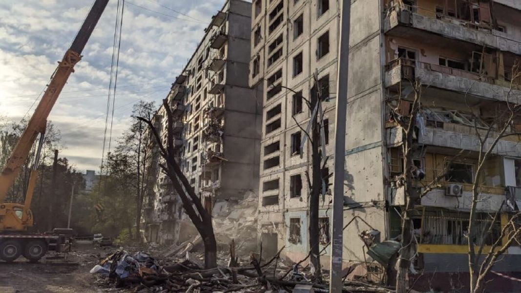 Вночі Запоріжжя знову зазнало масованого ракетного обстрілу -  зруйновано під'їзд дев'ятиповерхового будинку, загинуло 12 людей