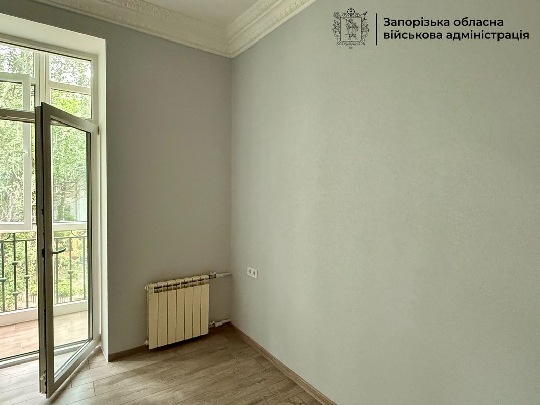 "Так, як ми хотіли" – у Запоріжжі мешканці відновленого після обстрілу будинку нарешті повернулися до своїх квартир (фото, відео)