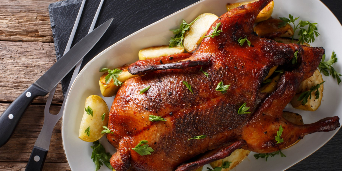 Смачна страва, що пасує для свят: готуємо запеченого гусака із картопляною начинкою