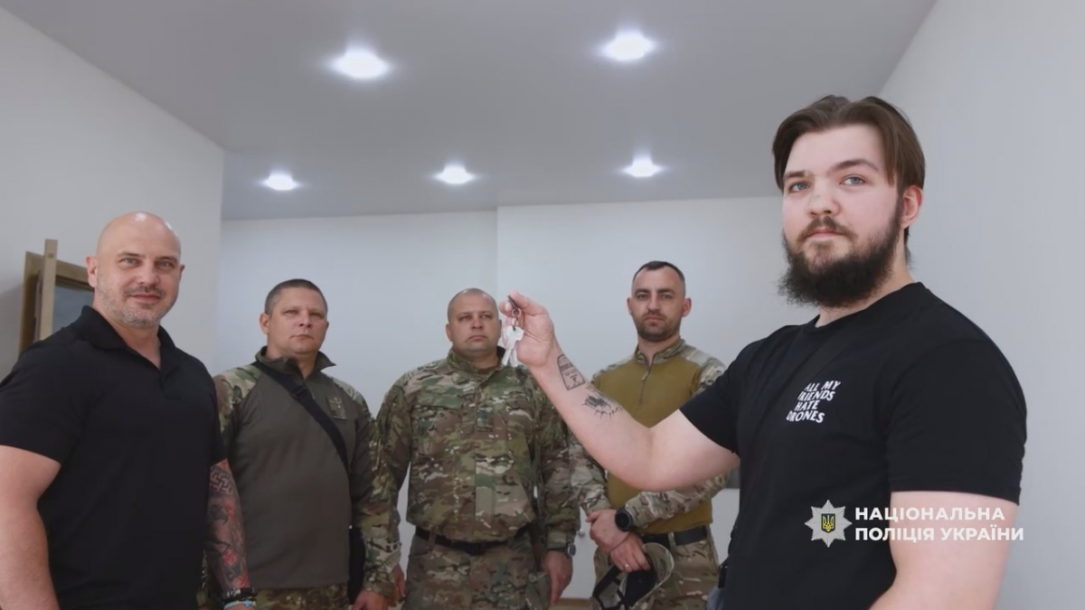 На допомогу прийшли побратими: у Запоріжжі відремонтували житло пораненому на фронті поліцейському (відео)