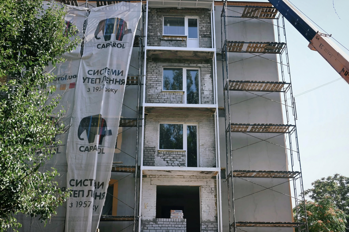 У Запоріжжі на Скіфській ремонтують двічі пошкоджений обстрілами будинок - що вже зроблено (фото)