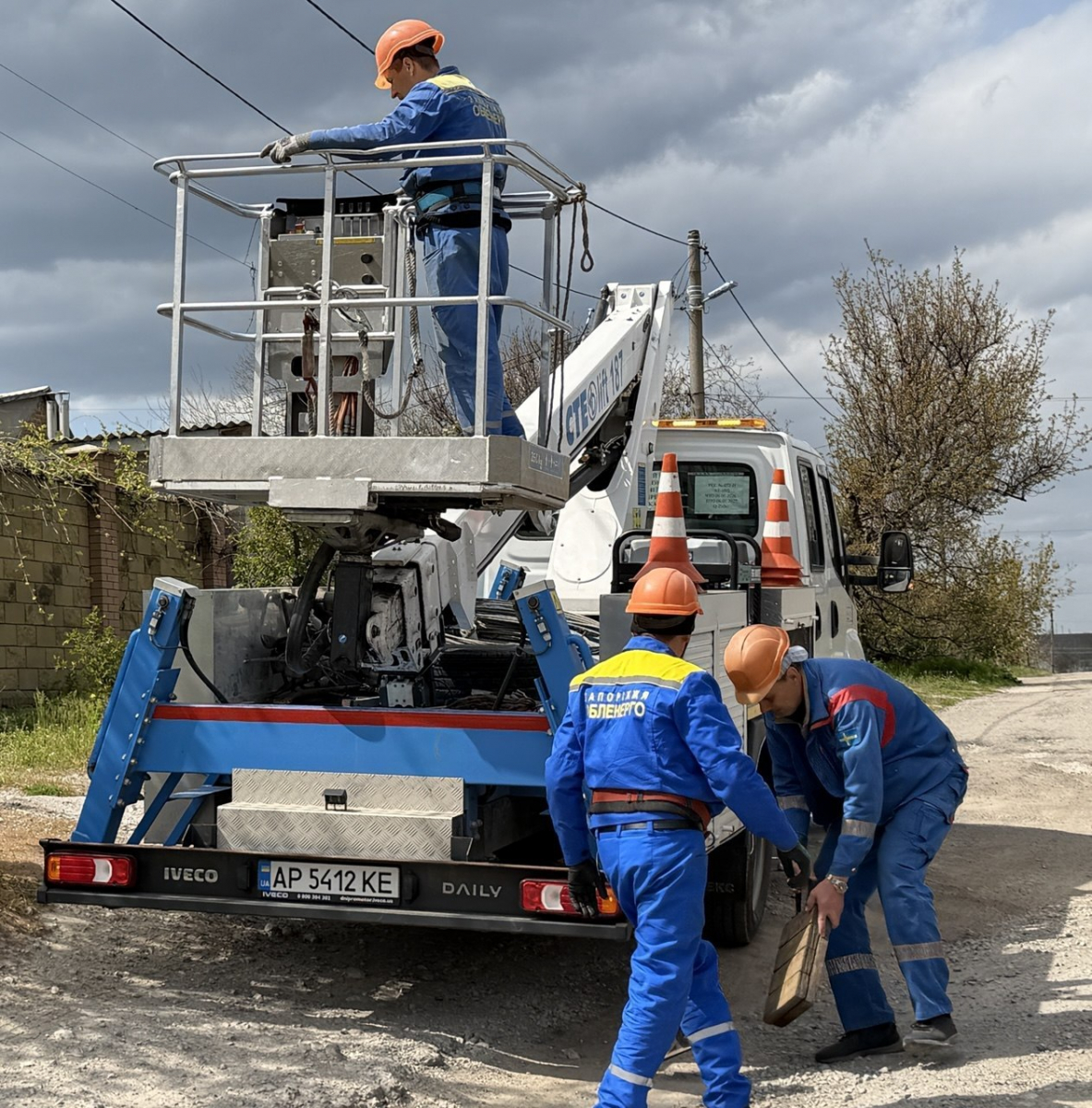 Тричі підключали одні й ті ж села: на Запоріжжі відновили електропостачання для тисяч родин після обстрілів