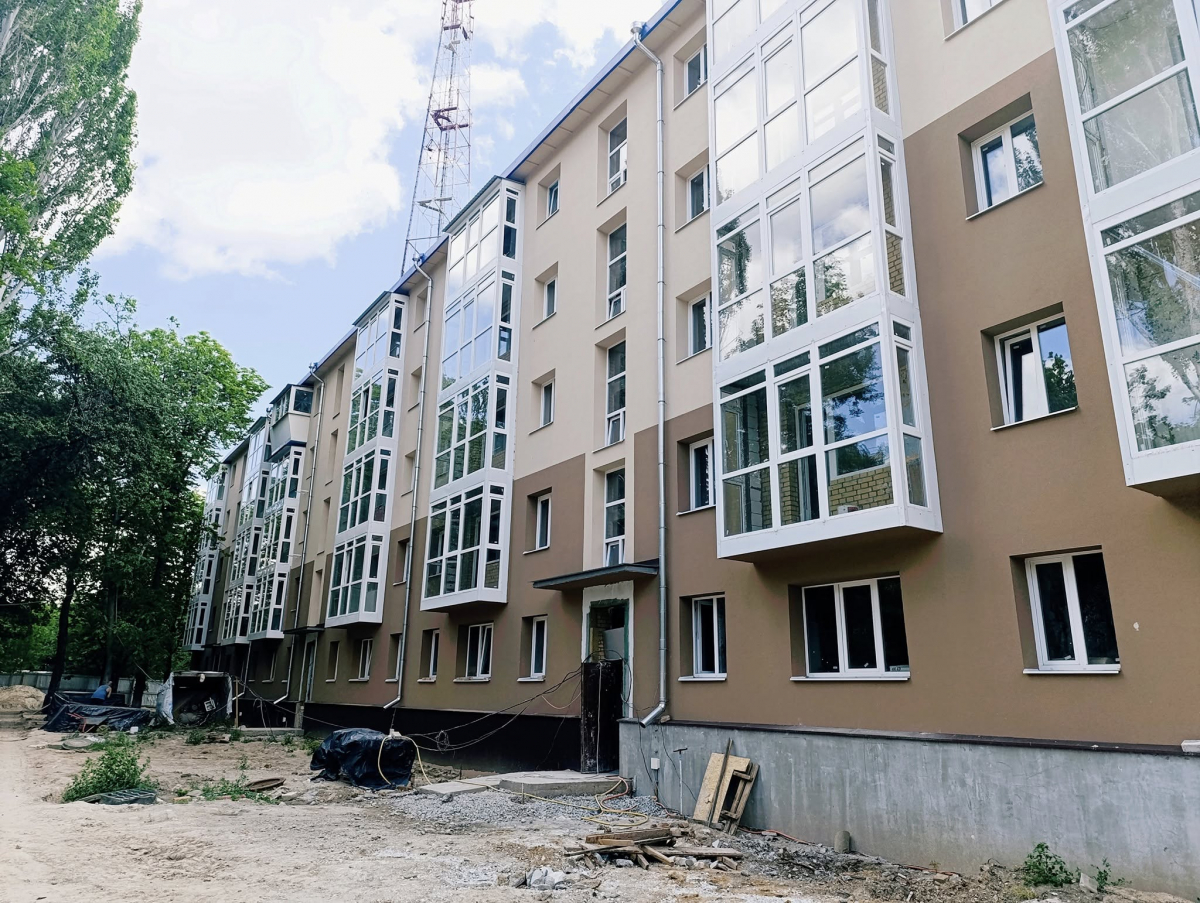 У Запоріжжі мешканці будинку, який зазнав ворожого удару, невдовзі зможуть повернутись до своїх квартир (фото)