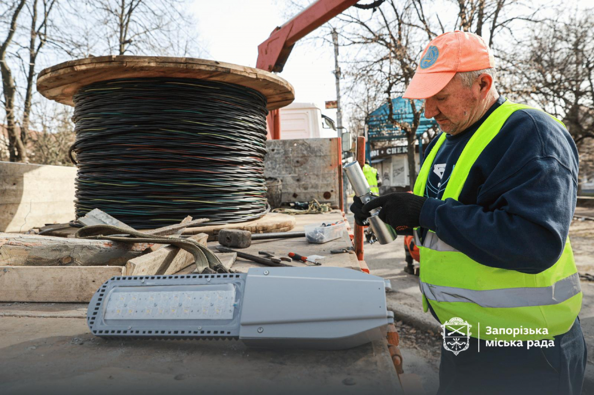 Акцент на пішоходах: у Запоріжжі освітили один із найжвавіших переходів (фото, відео)