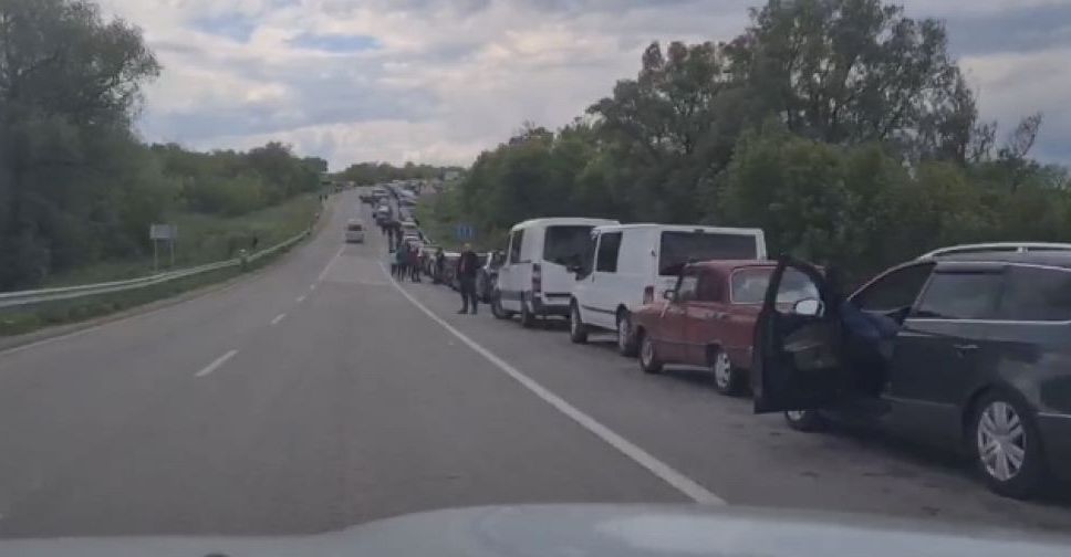 На блокпості у Василівці росіяни заблокували більше тисячі машин