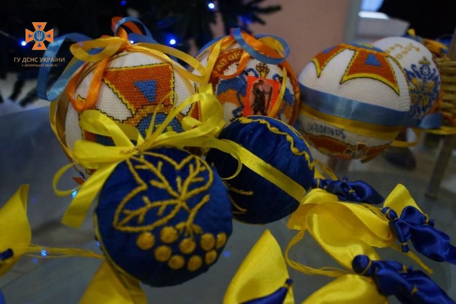 Головну ялинку рятувальників ДСНС Запоріжжя прикрасили магічними кульками-оберігами