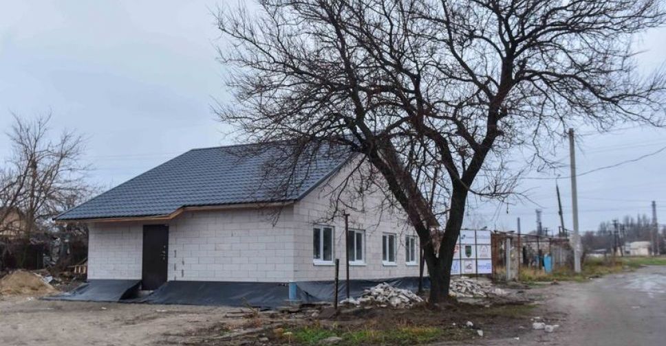 Запорізькі волонтери побудували будинок  для двох сімей, житло яких знищила ракета