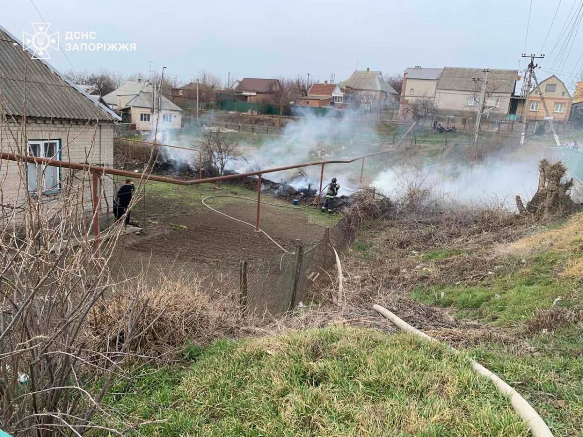 Ситуація вийшла з-під контролю - у Запорізькому районі жінка ледь не залишилася без будинку через спалювання трави (фото, відео)