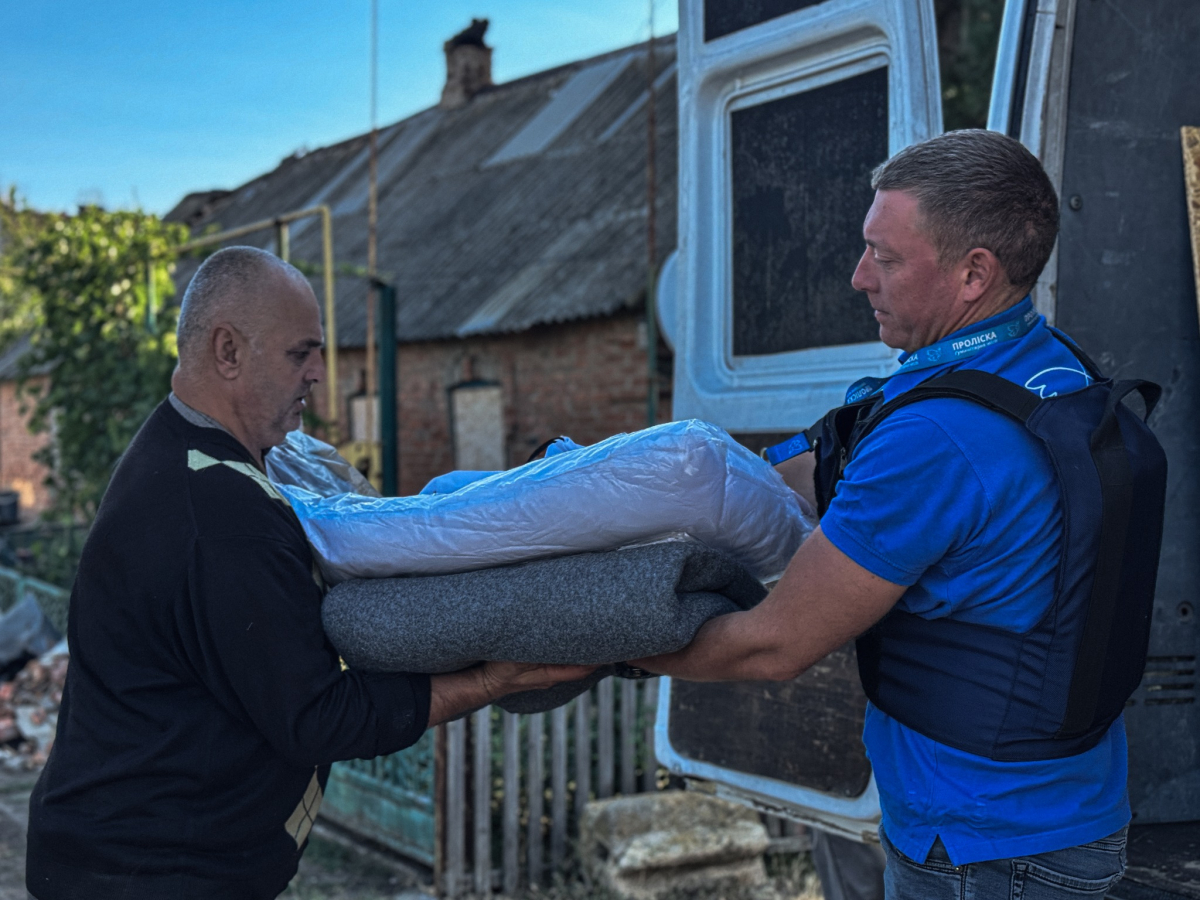 Гуманітарна місія показала, як виглядає село у Запорізькій області після обстрілу ворожого РСЗВ
