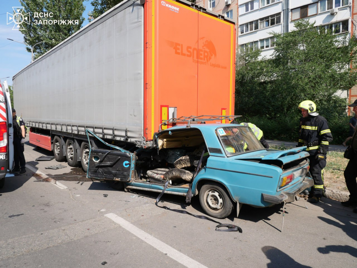 Смертельна аварія в Запоріжжі - автівка врізалась у вантажівку, водій не вижив (фото, відео)
