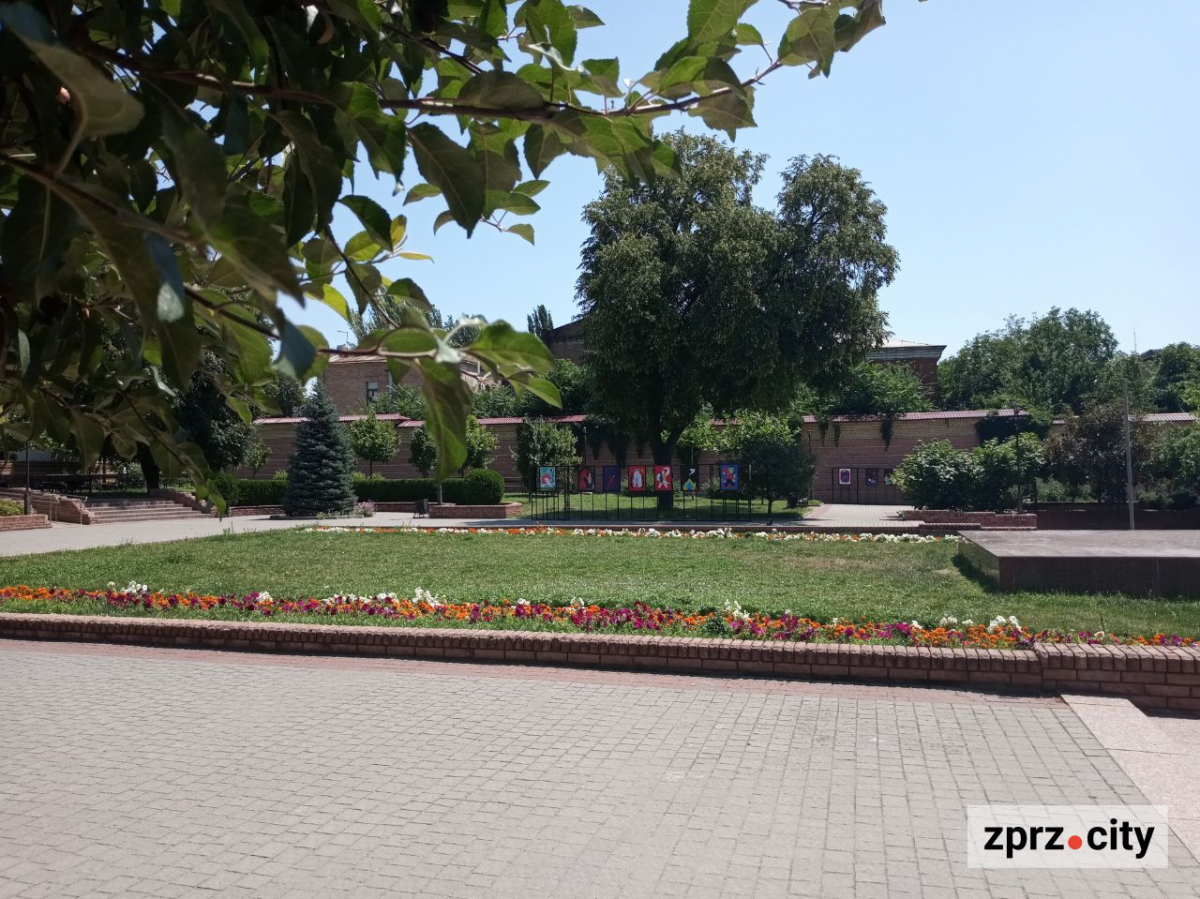 У Запоріжжі відкрили виставку плакатів воєнного часу - фото з однієї з найкрасивіших локацій