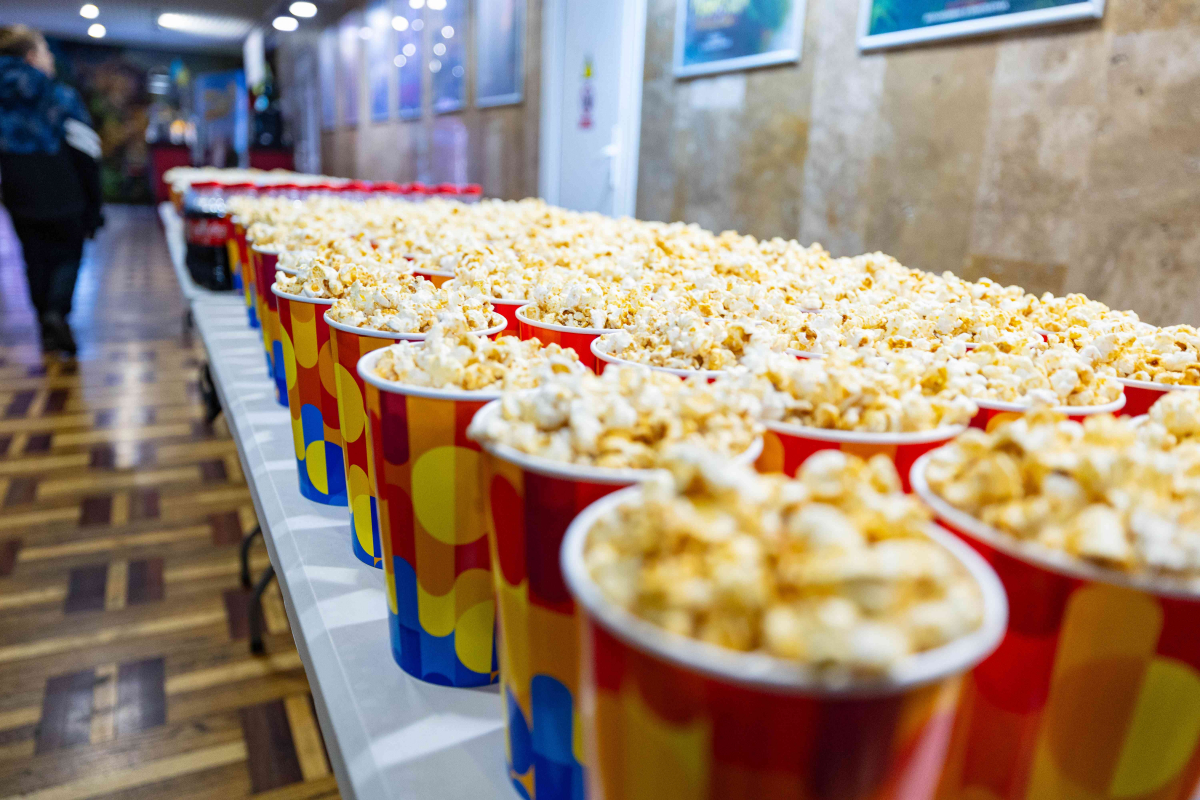 Кіно для своїх: у Запоріжжі ветеранам влаштували сімейний кіновечір