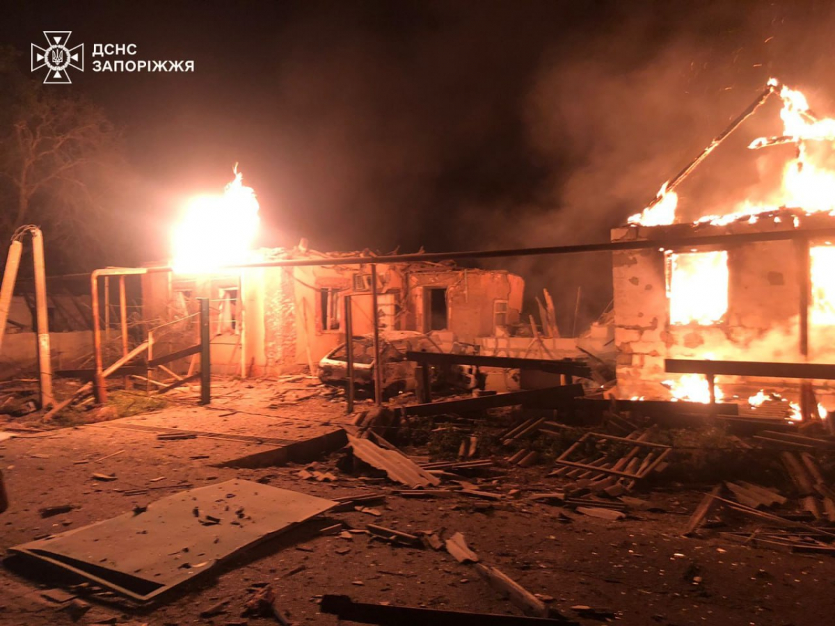 Надзвичайники врятували чоловіка з вогню – у Запорізькому районі російські обстріли спричинили масштабні пожежі (фото)