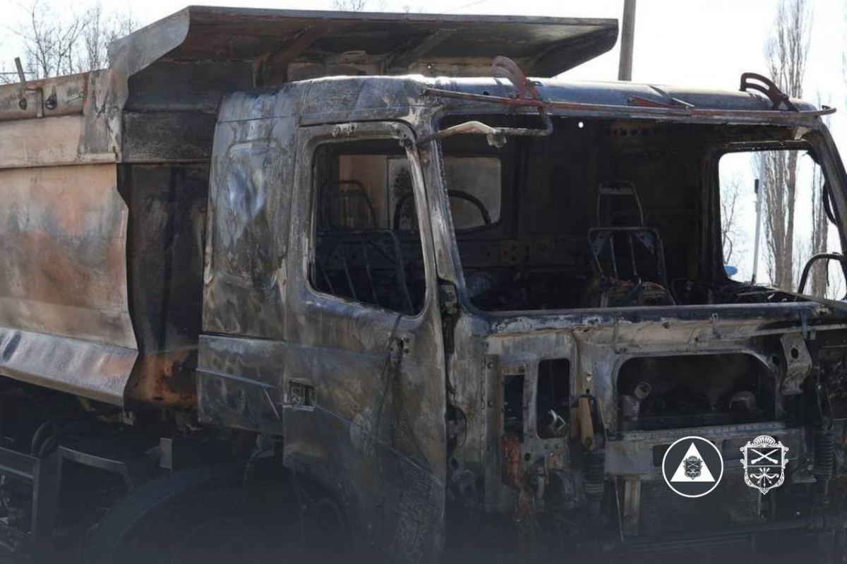 Росіяни вдарили дроном по вантажівці на шосе — у спальному районі Запоріжжя спалахнула пожежа (фото, відео)