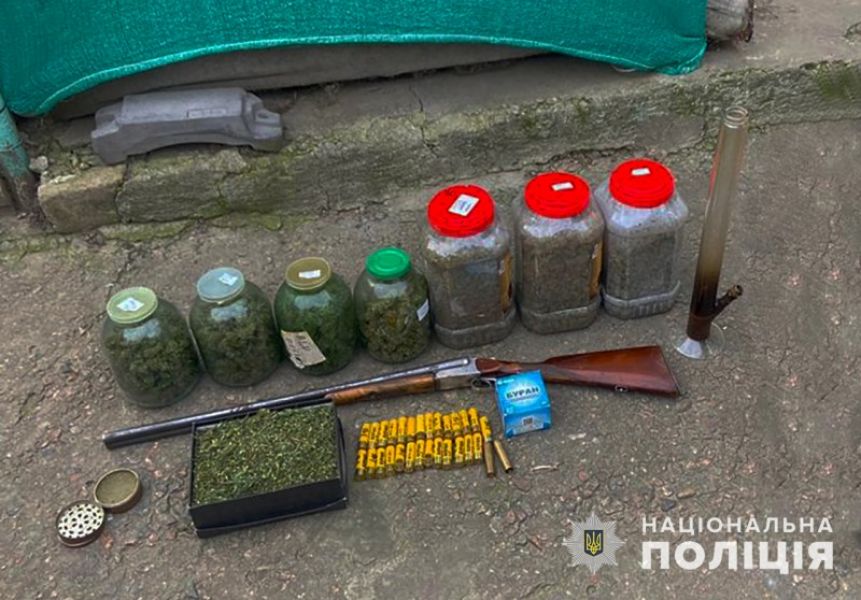 Запорожець зберігав вдома наркотики на 700 тисяч гривень та рушницю