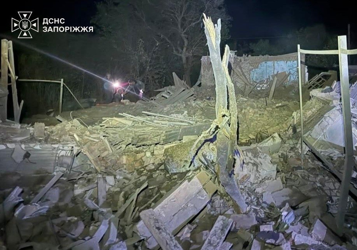 Двічі за ніч били КАБами: у Новоолександрівці з-під завалів дістали 65-річну жінку (фото)